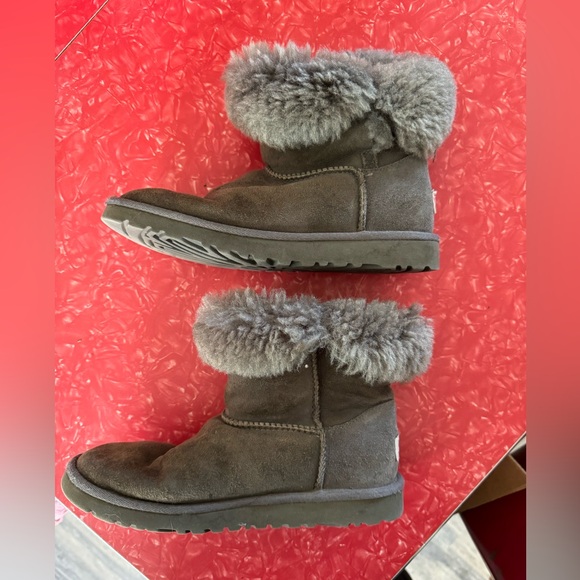 UGG size 4 - Picture 3 of 6